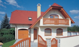 Klassisches Haus mit Halbwalmdach.